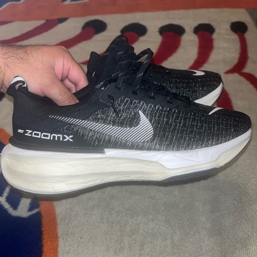 MENS NIKE INVINCIBLE RUN 3 SIZE 10 (USED GOOD CONDITION)